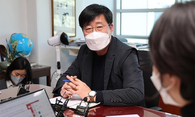 국민의당 이태규 총괄선대본부장이 23일 국회 의원회관에서 '이달 초 안철수 대선 후보의 사퇴를 조건으로 국민의힘 이준석 대표로부터 합당 제안을 받았다'는 내용의 긴급 기자회견을 갖고 있다. 연합뉴스