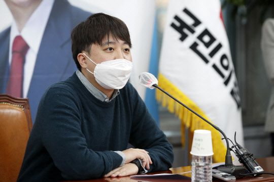 이준석 국민의힘 대표가 23일 오후 서울 여의도 국회에서 이태규 국민의당 총괄선거대책본부장의 폭로 관련 해명 기자회견을 하고 있다. 연합뉴스