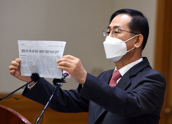 대장동 개발 특혜·로비 관련 녹취록 속에 등장하는 ‘그분’으로 지목된 조재연 대법관이 23일 오후 서울 서초구 대법원에서 열린 기자회견에서 입장 발표를 하고 있다. 공동취재사진