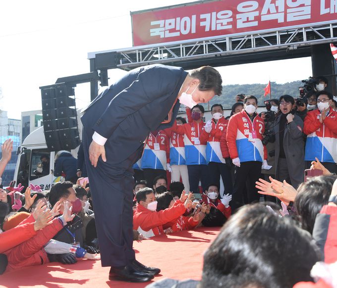 국민의힘 윤석열 대선 후보가 24일 오후 경기도 수원시 팔달문 앞에서 열린 집중 유세에서 어퍼컷 세레머니를 한 후 폴더인사하고 있다.    국회사진기자단