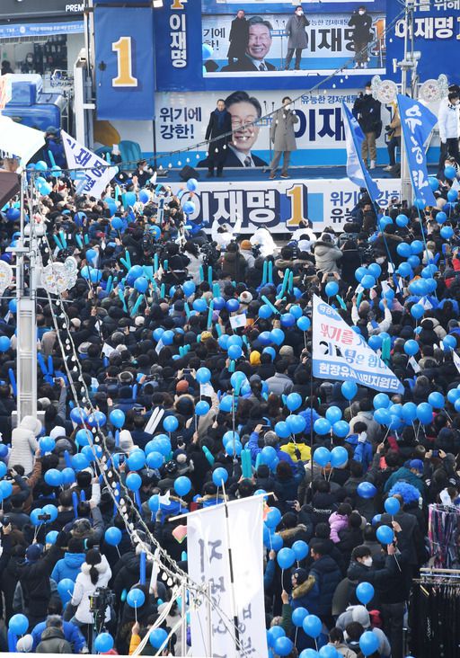 원주 문화의 거리서… 더불어민주당 이재명 대선 후보가 24일 강원도 원주시 문화의 거리에서 유세현장을 메운 시민들에게 지지를 호소하고 있다.   원주=남제현 선임기자