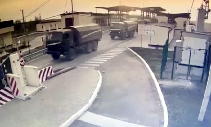 러 군사장비 우크라 진입 24일(현지시간) 러시아군의 군사 장비가 우크라이나와 크림반도 간 경계인 아르미안스크 검문소를 지나고 있다. 우크라이나 국경관리국 제공. AP연합뉴스