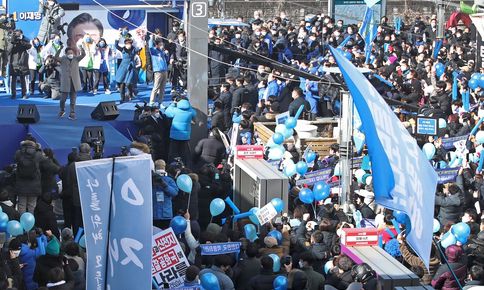 이재명 더불어민주당 대선 후보가 24일 오전 충북 충주시 젊음의거리에서 열린 ‘대한민국 국토 심장부 충북 발전, 이재명은 합니다!’ 충주 집중유세에서 시민과 지지자들에게 인사하고 있다. 충주=뉴스1