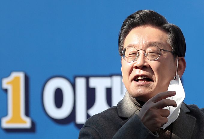 이재명 더불어민주당 대선 후보가 24일 오전 충북 충주시 젊음의거리에서 열린 ‘대한민국 국토 심장부 충북 발전, 이재명은 합니다!’ 충주 집중유세에서 관계자들에게 2미터 거리두기를 당부한 후 마스크를 벗고 있다. 뉴스1