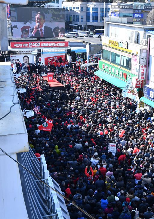 수원 팔달문에서… 국민의힘 윤석열 대선 후보가 24일 경기도 수원시 팔달문에서 열린 ‘국민과 원팀’ 수원 집중 유세에서 운집한 유권자들에게 지지를 호소하고 있다.   수원=허정호 선임기자