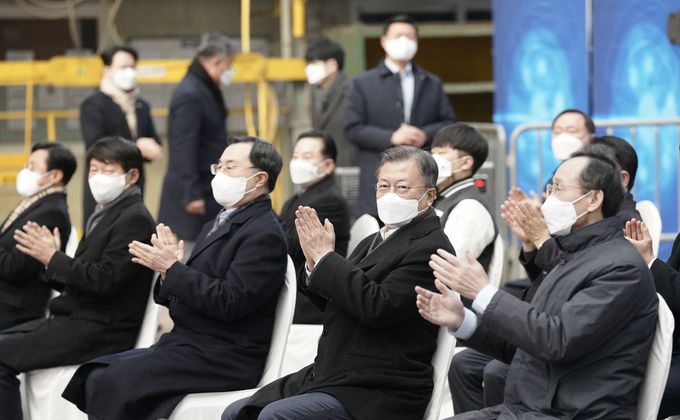 문재인 대통령이 24일 전북 군산시 현대중공업 군산조선소에서 열린 군산조선소 재가동 협약식에 참석해 관련 영상을 시청한 뒤 박수치고 있다. 뉴스1