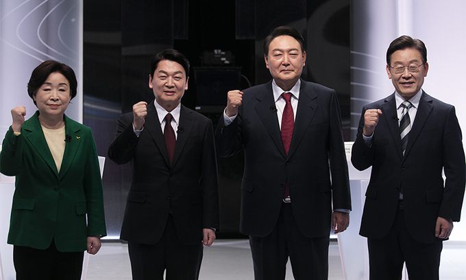 25일 서울 상암동 SBS 스튜디오에서 열린 중앙선거관리위원회 주관 제20대 대통령선거 후보자 2차 정치분야 방송토론회에서 정의당 심상정(왼쪽부터), 국민의당 안철수, 국민의힘 윤석열, 더불어민주당 이재명 대선후보가 토론에 앞서 기념촬영을 하고 있다. 연합뉴스