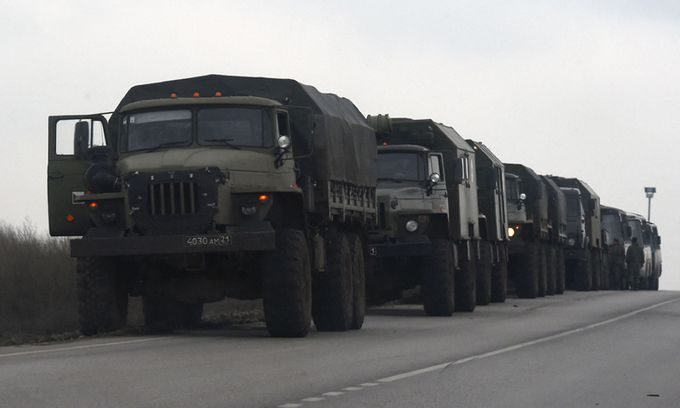 러 군용 트럭 집결 24일 우크라이나 동부 도네츠크와 국경을 접한 러시아 남부 로스토프 지역 길가에 러시아 군용 트럭과 버스들이 길게 늘어서 있다. 로스토프=AFP연합뉴스