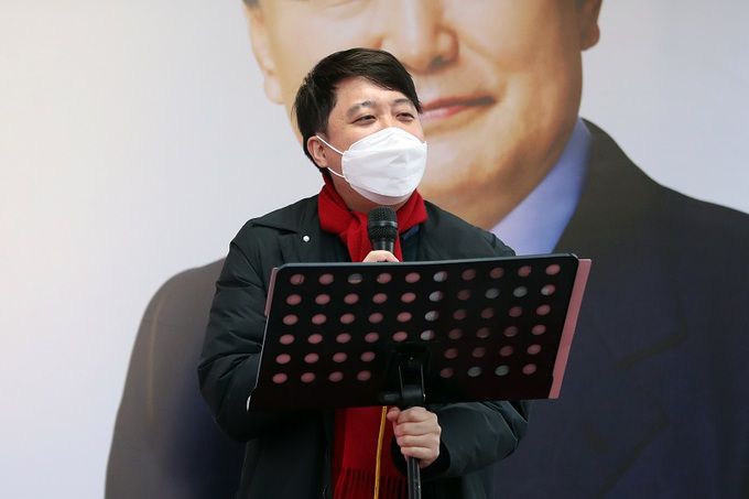 이준석 국민의힘 대표가 지난 24일 오후 광주광역시 동구 충장로에서 윤석열 대선 후보를 지지해달라며 호소하고 있다. 연합뉴스