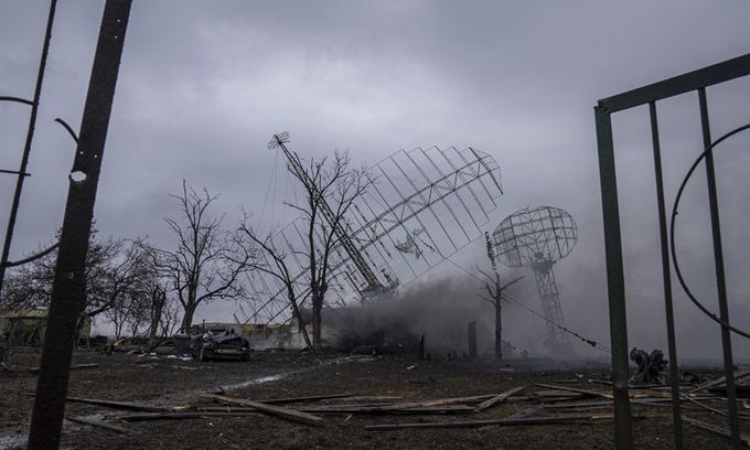 24일(현지시간) 우크라이나 도네츠크주 마리우폴에 위치한 방공기지가 러시아군의 공격을 받아 연기를 뿜고 있다. 러시아 국방부는 이날 우크라이나 곳곳의 군사 시설을 정밀타격하고 있다고 밝혔다. AP연합뉴스
