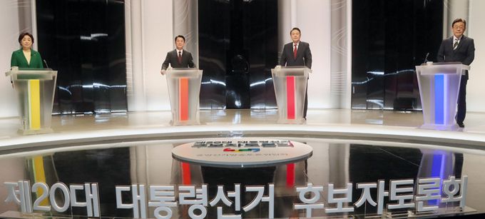 25일 서울 상암동 SBS 스튜디오에서 열린 중앙선거관리위원회가 주관하는 제20대 대통령선거 후보자 2차 정치분야 방송토론회에서 정의당 심상정, 국민의당 안철수, 국민의힘 윤석열 국민의힘, 더불어민주당 이재명 대선후보가 토론을 기다리고 있다. 국회사진기자단