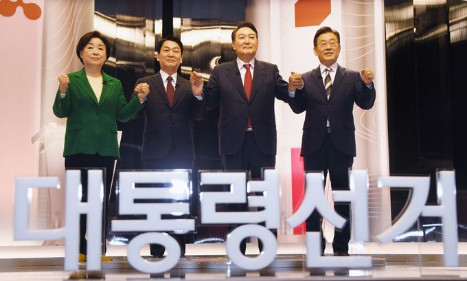 대선 후보들이 지난 25일 서울 마포구 SBS 프리즘타워 오디토리움에서 열린 중앙선거관리위원회 주관 두 번째 TV 토론회에 앞서 기념촬영하고 있다. 왼쪽부터 정의당 심상정, 국민의당 안철수, 국민의힘 윤석열, 더불어민주당 이재명 대선 후보. 뉴시스