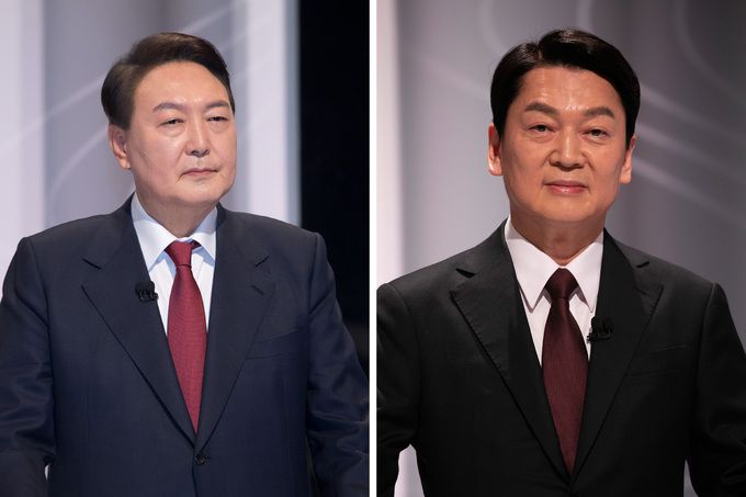 지난 25일 서울 상암동 SBS 스튜디오에서 열린 중앙선거관리위원회가 주관하는 제20대 대통령선거 후보자 2차 정치분야 방송토론회에 참석한 국민의힘 윤석열 대선후보, 국민의당 안철수 대선후보. 연합뉴스