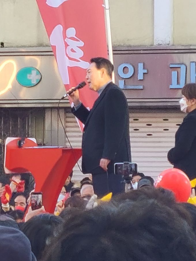 국민의힘 윤석열 대선 후보가 27일 오후 '윤석열이 영일만의 친구가 되겠습니다' 포항 유세에서 유세 연설을 하고 있다.