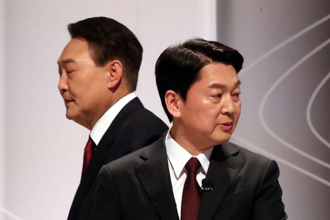 윤석열 국민의힘 대선 후보와 안철수 국민의당 대선 후보가 25일 오후 서울 마포구 상암동 SBS스튜디오에서 열린 중앙선거방송토론위원회 주관 제20대 대통령선거 후보 초청 2차 법정 TV 토론회에서 인사 나눈 뒤 자리로 향하고 있다. 뉴스1