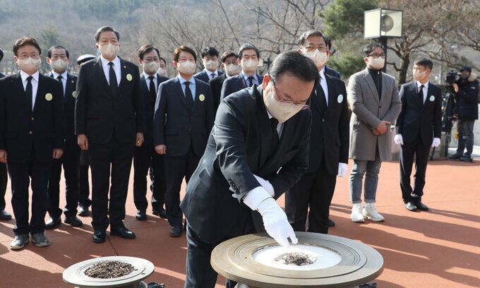 김부겸 국무총리가 '2·28 민주운동 62주년'을 맞아 28일 오전 대구 달서구 두류공원을 찾아 2·28 민주운동 기념탑에 분향하고 있다. 뉴스1