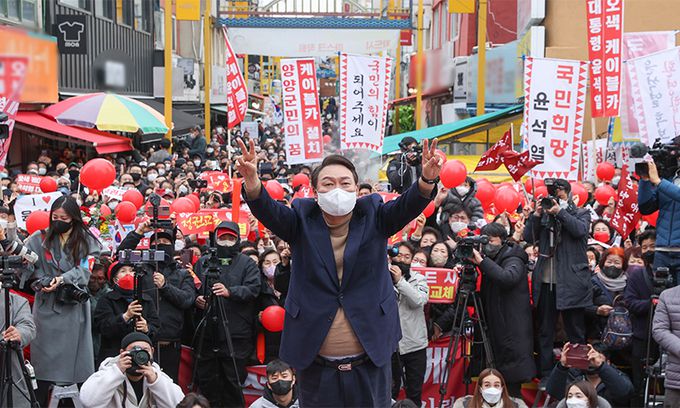 국민의힘 윤석열 대선 후보가 28일 강원 속초시 속초관광수산시장에서 열린 유세에 참석하며 인사하고 있다. 속초=연합뉴스