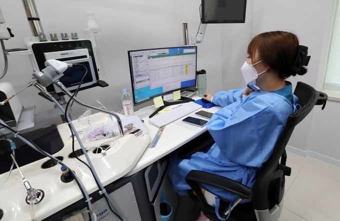 28일 '소아전용' 의료상담센터로 운영되고 있는 서울 서초구 연세곰돌이소아청소년과의원에서 의료진이 재택치료 전화상담을 하고 있다. 뉴시스