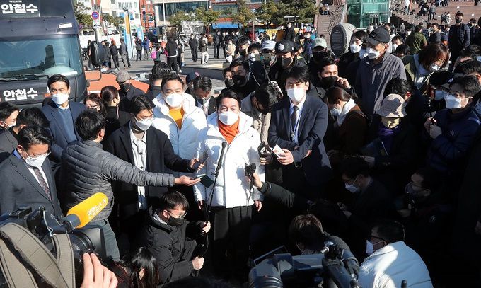 안철수 국민의당 대선 후보가 27일 전남 여수시 이순신광장에서 유세를 마친 후 윤석열 국민의힘 대선 후보와의 단일화 관련 취재진의 질문에 답변하고 있다. 여수=뉴스1