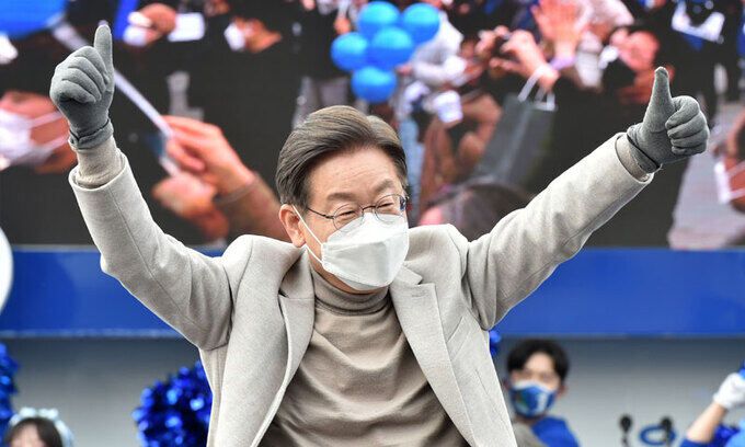 이재명 더불어민주당 대선 후보가 28일 오후 대구 동구 동대구역 광장에서 열린 유세에서 시민들에게 지지를 호소하고 있다. 뉴시스