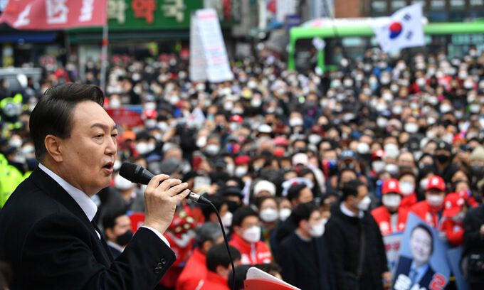 국민의힘 윤석열 대선 후보가 1일 서울 동작구 중앙대학교 병원 정문 앞에서 열린 유세에서 연설하고 있다. 국회사진기자단