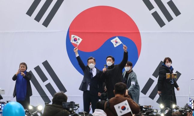 더불어민주당 이재명 대선후보가 1일 서울 명동에서 열린 ‘3·1정신으로 여는 대한민국 대전환!’ 서울집중유세에서 김용만 백범 김구 선생의 증손자와 함께 만세삼창을 하고 있다. 연합뉴스