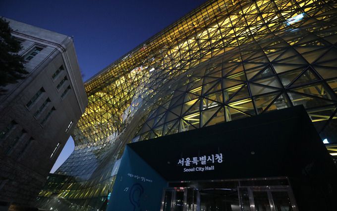 27일 오후 서울시청 본관에 우크라이나 국민들을 위로하는 의미의 '평화의 빛' 캠페인 조명이 표출되고 있다. 뉴시스