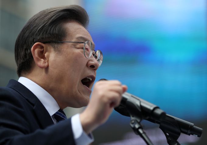 더불어민주당 이재명 대선 후보가 1일 서울 중구 명동에서 열린 ‘3·1 정신으로 여는 대한민국 대전환!‘ 유세에서 지지를 호소하고 있다. 국회사진기자단