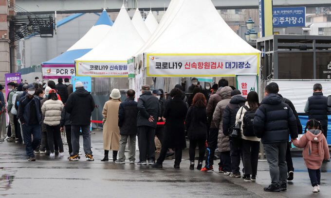 코로나19 신규 확진자가 이틀째 13만명대를 기록한 1일 서울 중구 서울역 코로나19 선별진료소에 검사를 받으러 온 시민들이 줄을 서서 기다리고 있다. 뉴스1