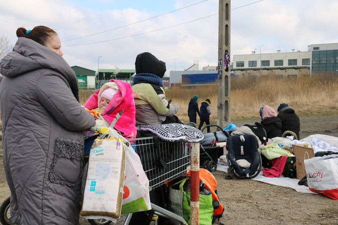 러시아의 우크라이나 침공 나흘째인 지난달 28일(현지시간) 폴란드 메디카 국경검문소 인근에서 한 우크라이나 피란민이 자녀들을 카트에 태운 채 어디론가 이동할 채비를 하고 있다.   메디카[폴란드]=연합뉴스