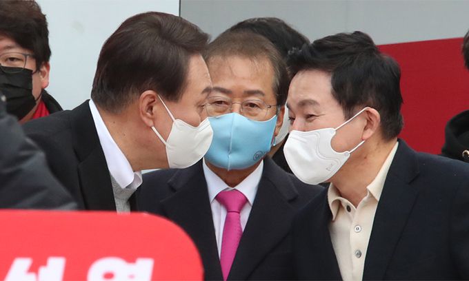 국민의힘 윤석열 대선 후보가 1일 서울 서대문구 현대백화점 신촌점 유플렉스 앞에서 열린 유세에서 홍준표, 원희룡 경선후보들과 이야기하고 있다. 연합뉴스