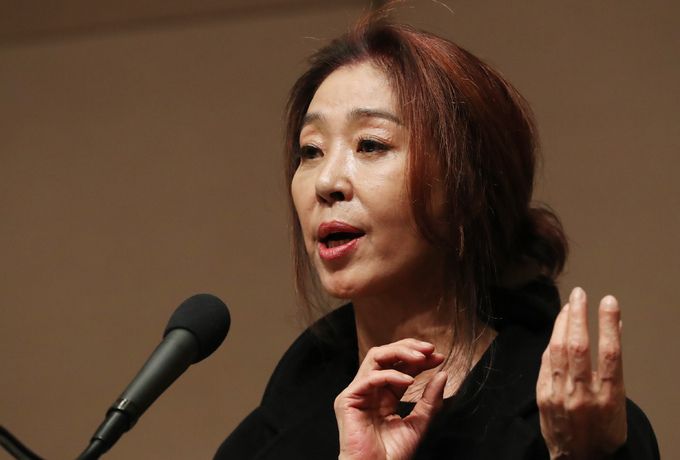 배우 김부선씨가 28일 서울 중구 프레스센터 국제회의장에서 더불어민주당 이재명 대선 후보와 관련한 진실 토로 기자회견을 하고 있다. 뉴스1