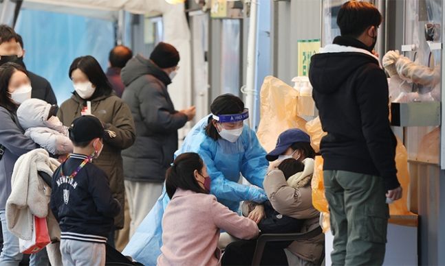 지난달 27일 서울광장에 마련된 임시선별검사소에서 시민들이 검사를 받거나 대기하고 있다. 뉴스1