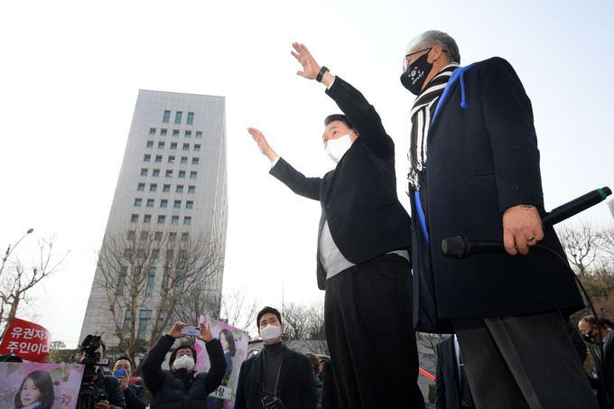 국민의힘 윤석열 대선 후보가 1일 서울 서초구 서울중앙지검 서문 앞에서 열린 ‘보수와 진보 진영통합 윤석열 후보 지지선언’에 참석해 지지자들을 향해 인사하고 있다. 오른쪽은 이민구 깨어있는시민연대당 대표. 국회사진기자단