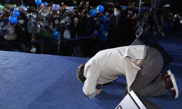 더불어민주당 이재명 대선후보가 28일 경북 안동시 웅부공원에서 열린 '안동의 아들 이재명, 대통령으로 키웁시다' 안동 유세에서 안동시민에게 큰절하고 있다. 안동=연합뉴스