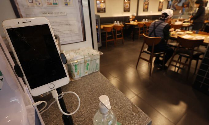 1일 점심시간 종로구의 한 식당에 백신접종 QR코드 인증을 위해 마련된 휴대기기가 꺼진 채 놓여있다. 연합뉴스
