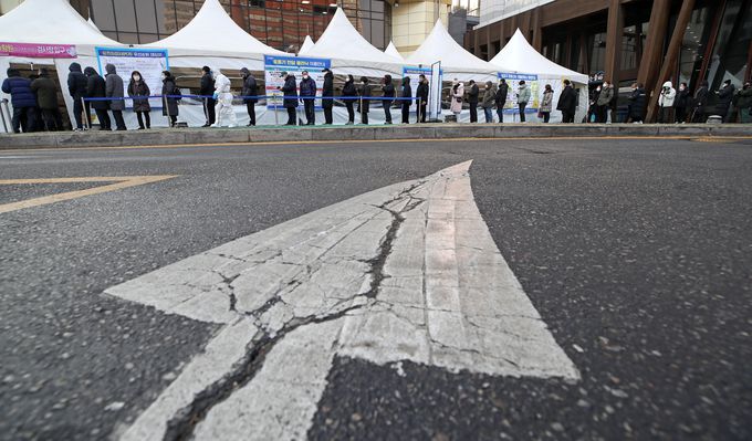 코로나19 신규 확진자가 16만5890명으로 집계된 25일 오전 서울 송파구 보건소 선별진료소에서 시민들이 검사를 받기 위해 대기하고 있다.    뉴시스