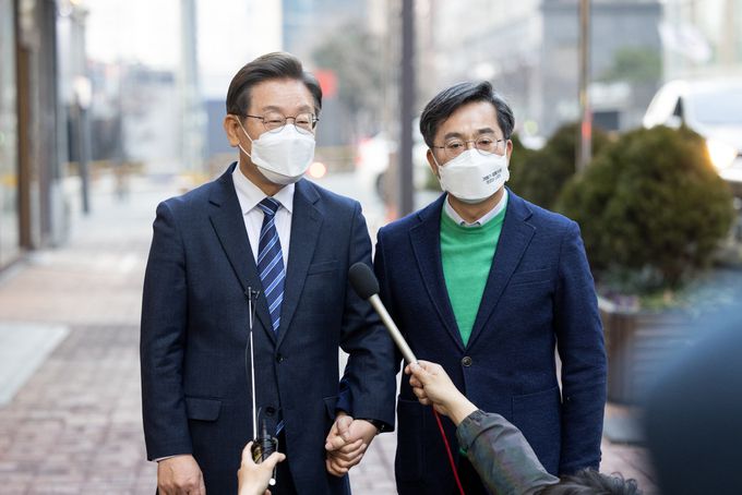 이재명 더불어민주당 대선후보와 김동연 새로운물결 대선후보가 1일 서울 마포구의 한 카페에서 회동을 마치고 취재진의 질문에 답하고 있다. 더불어민주당 선대위 제공