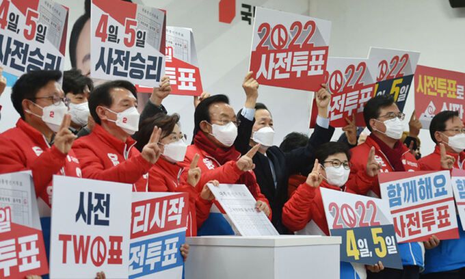 “사전투표를” 국민의힘 경북을살리는선대위가 2일 대구 수성구 경북도당 강당에서 열린 ‘사전투표 촉구를 위한 대책회의’를 열고 사전투표율 제고 방안을 논의하고 있다. 대구=뉴시스