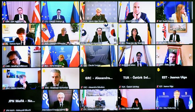 문승욱 산업통상자원부 장관이 1일 오후 정부서울청사에서 31개 IEA 회원국 에너지 장관들이 참석한 가운데 열린 국제에너지기구(IEA) 특별 장관급 이사회 영상회의에 참석하고 있다. 이날 회원국들은 비상 비축유 6천만배럴을 방출하기로 합의했다. 산업통상자원부 제공