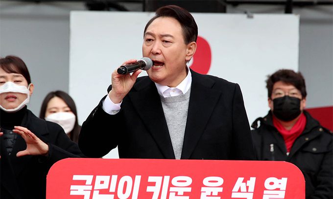 국민의힘 윤석열 대선 후보가 지난 1일 서울 서대문구 현대백화점 신촌점 유플렉스 앞에서 열린 유세에서 지지를 호소하고 있다. 남제현 선임기자