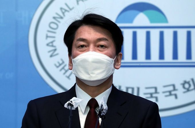 안철수 국민의당 대선 후보가 3일 오전 국회 소통관에서 윤석열 국민의힘 대선 후보와의 단일화 관련 공동선언문을 발표하고 있다. 연합뉴스