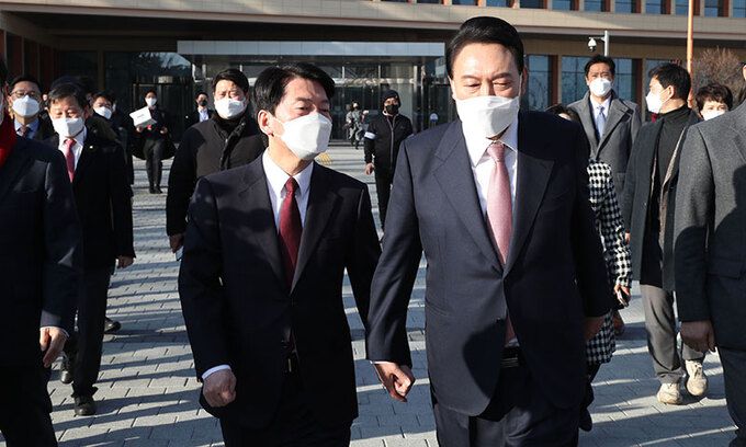 국민의힘 윤석열(오른쪽), 국민의당 안철수 대선 후보가 3일 국회 소통관에서 윤 후보로의 단일화에 합의한다는 기자회견을 마친 뒤 밖으로 나오고 있다. 남제현 선임기자