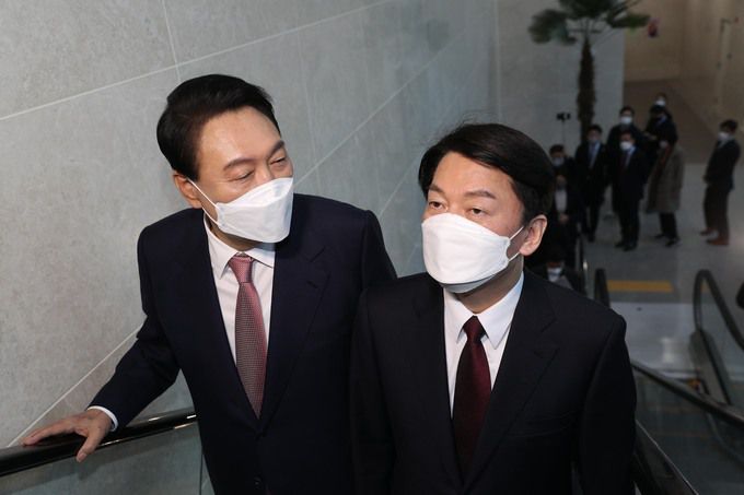 국민의힘 윤석열 대선 후보와 국민의당 안철수 대선 후보가 3일 오전 단일화 기자회견을 하기 위해 국회 소통관으로 이동하고 있다. 연합뉴스