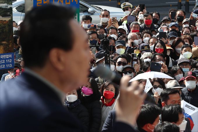 국민의힘 윤석열 대선 후보가 3일 충남 천안시 신세계백화점 앞에서 열린 유세현장에서 지지를 호소하고 있다. 공동취재사진