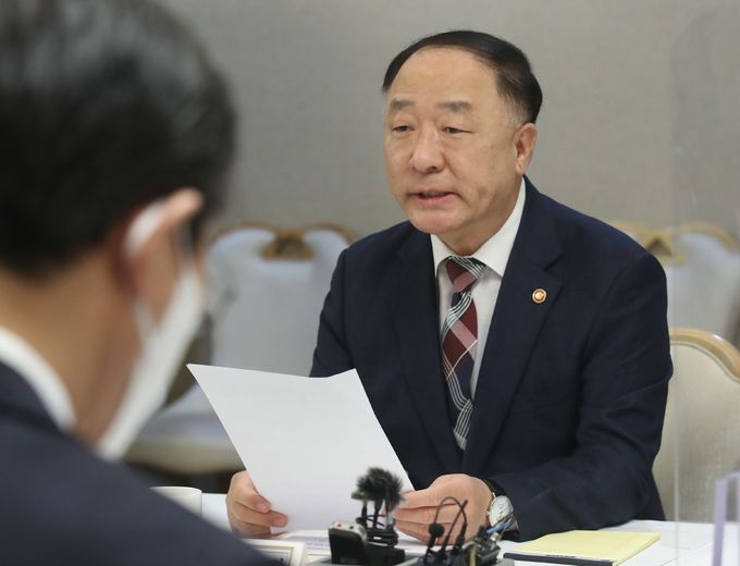 홍남기 경제부총리 겸 기획재정부 장관이 4일 오전 서울 종로구 정부서울청사에서 열린 물가관계장관회의를 주재하며 발언하고 있다. 뉴시스