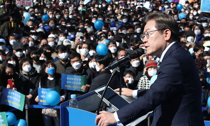 더불어민주당 이재명 대선 후보(오른쪽)가 6일 서울 도봉구 도봉산 입구에서 열린 집중 유세에서 지지를 호소하고 있다. 서상배 선임기자