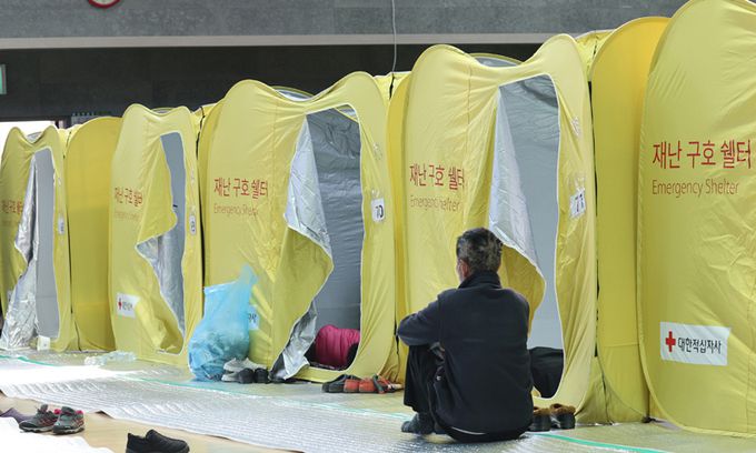 경북 울진에서 시작해 강원 삼척까지 확산한 산불이 사흘째 지속된 6일 경북 울진군 울진국민체육센터에 마련된 대피소에 이재민들이 대피해 있다. 연합뉴스