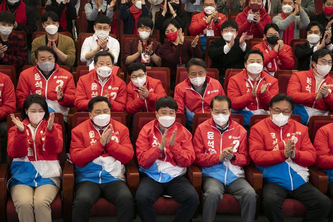 이준석 국민의힘 대표와 김기현 원내대표, 권영세 선대본부장 등 당 지도부가 9일 오후 서울 여의도 국회 도서관에 마련된 국민의힘 개표 상황실에서 방송 3사 출구조사 결과를 지켜보며 박수치고 있다. 이날 방송3사 출구조사 결과는 이재명 더불어민주당 대선후보 47.8%, 윤석열 국민의힘 대선후보 48.4%…0.6%p으로 초박빙을 나타내고 있다.    뉴스1
