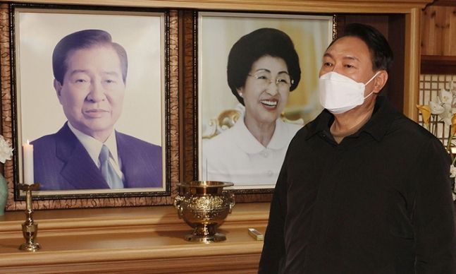 DJ 발자취 좇아… 국민의힘 윤석열 대선 후보가 지난달 23일 전남 신안 하의도 고 김대중 전 대통령 생가를 찾아 참배한 뒤 돌아나오고 있다. 신안=허정호 선임기자